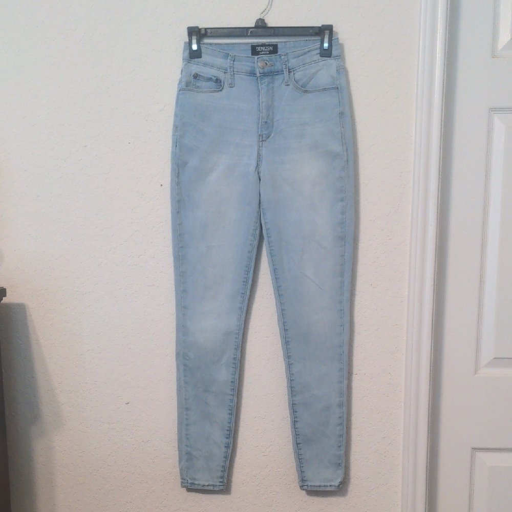 Denizen from Levi's Ultra High Rise Super Skinny Light Blue Jeans. Size 4